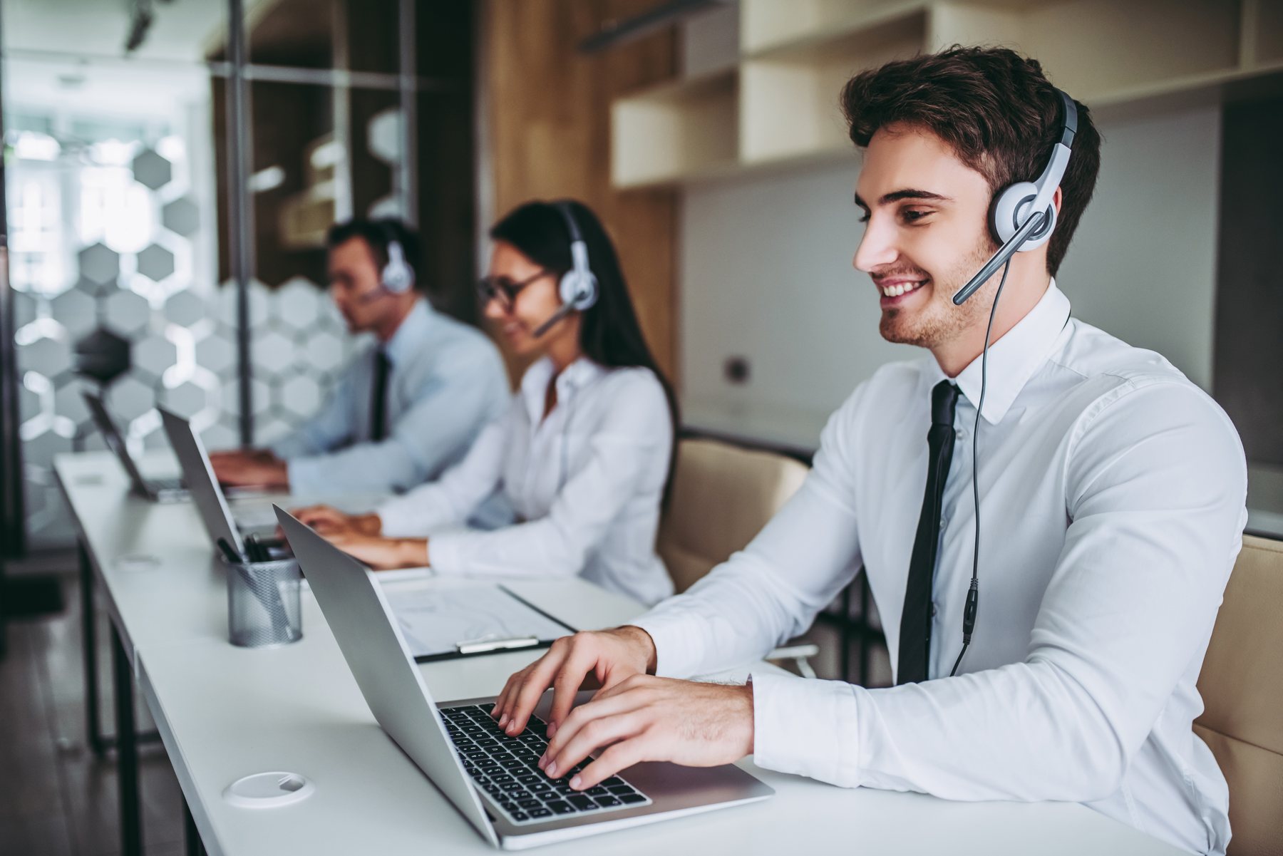 Team di operatori Better Call al lavoro in ufficio